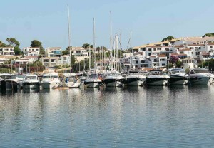 Los barcos a motor mantienen el liderazgo del mercado, con 1.734 matriculaciones, una cuota de mercado del 44,1% y un crecimiento del 15,9% en lo que va de año respecto a 2025. Los barcos a motor mantienen el liderazgo del mercado, con 1.734 matriculaciones